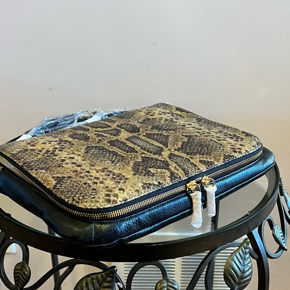 Ultimate RFID Theft-Proof Crossbody Bag - Picture 9 of 14